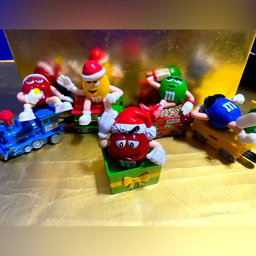 M&M'S 2005 Christmas Train w/Red, Yellow, Green, Blue & Red M & M’s In Present
